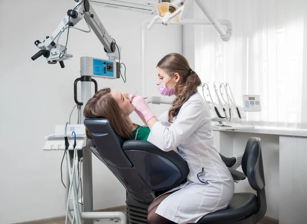 Dentista femenina con herramientas dentales —  Fotos de Stock