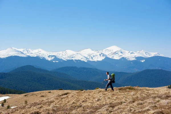 Manliga hiker med ryggsäck i bergen — Stockfoto