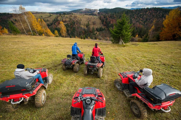 Vista superior de quatro homens em veículos off-road — Fotografia de Stock