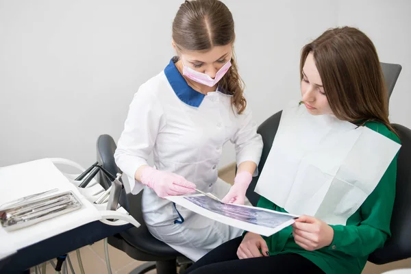 Joven dentista hablando con paciente femenino — Foto de Stock