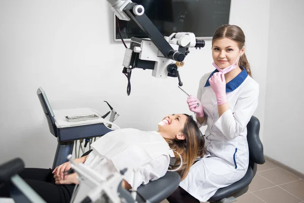 Zahnärztin mit Patientin während der Behandlung — Stockfoto