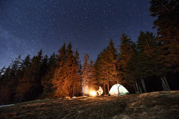 El turista descansan en el campamento por la noche — Foto de Stock