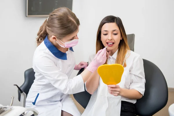 Gyönyörű nő beteg és női fogorvos — Stock Fotó