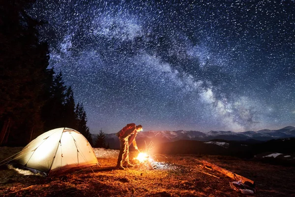 Touriste masculin appréciant dans le camp — Photo