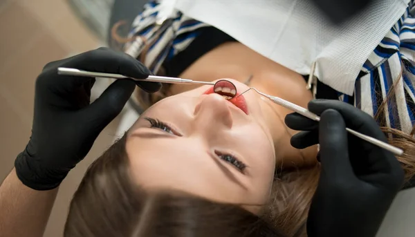 Молодая женщина проходит стоматологический осмотр — стоковое фото