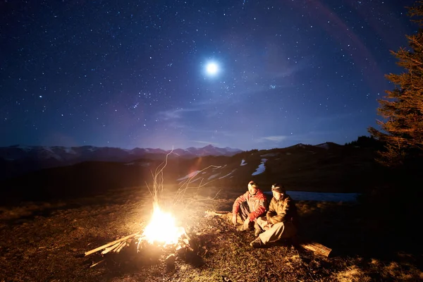 Facetów siedzi w pobliżu ogniska i namiot — Zdjęcie stockowe