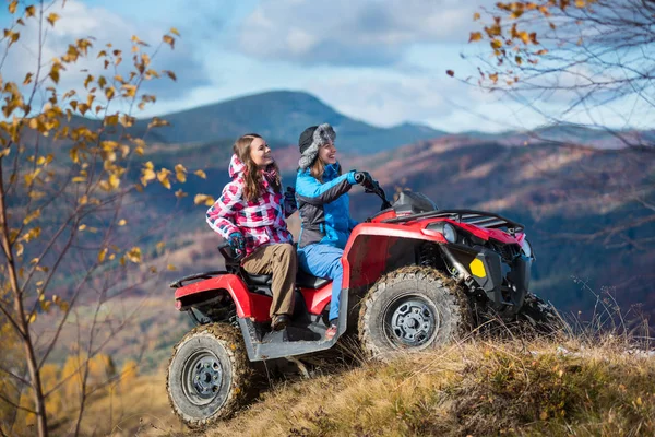 Šťastné ženy řízení Atv — Stock fotografie