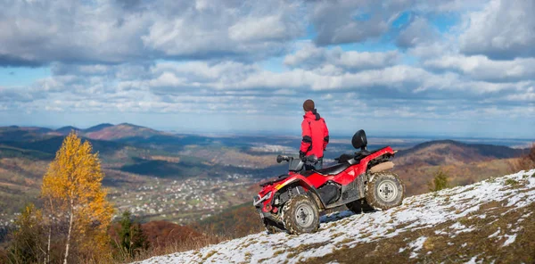 Quad bike hegyi állva srác — Stock Fotó