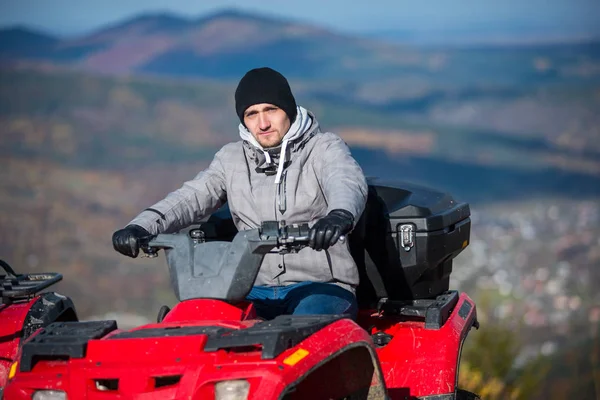 山の上にクワッド自転車の男 — ストック写真