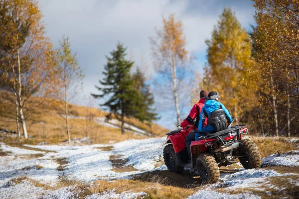 Casal montando em uma moto quad — Fotografia de Stock