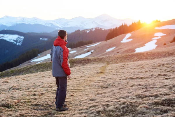 Hombre observando paisajes en las montañas — Foto de Stock