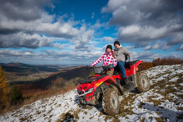 Casal em quatro rodas ATV em montanhas — Fotografia de Stock