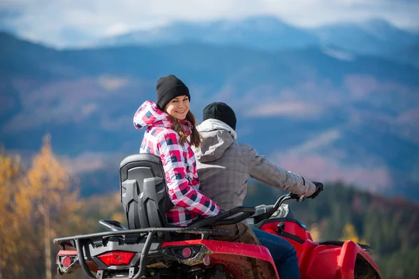 dört tekerlekli Atv Dağları üzerinde çift