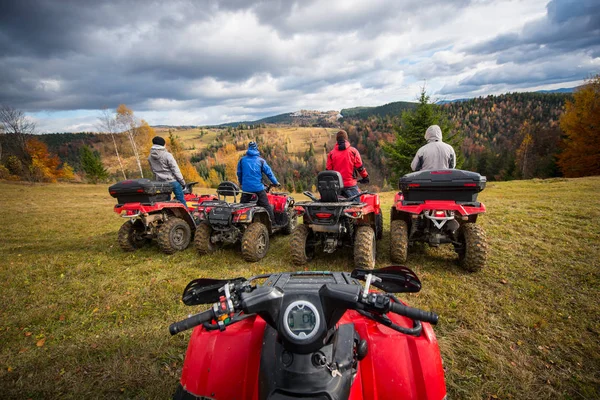 Muži na Atv těší krásná krajina — Stock fotografie