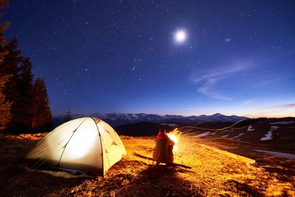 El turista descansan en el campamento por la noche — Foto de Stock