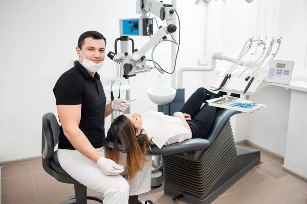 Manliga tandläkare med kvinnlig patient på klinik. — Stockfoto