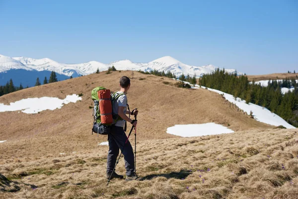 Mężczyzna turysta z plecakiem w górach — Zdjęcie stockowe