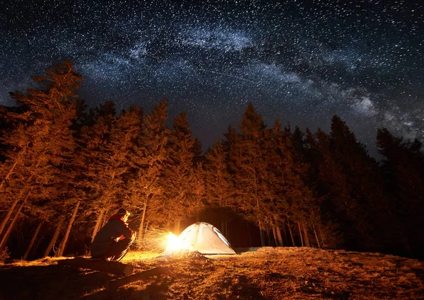 Turystyczna odpocząć w obozie w nocy — Zdjęcie stockowe
