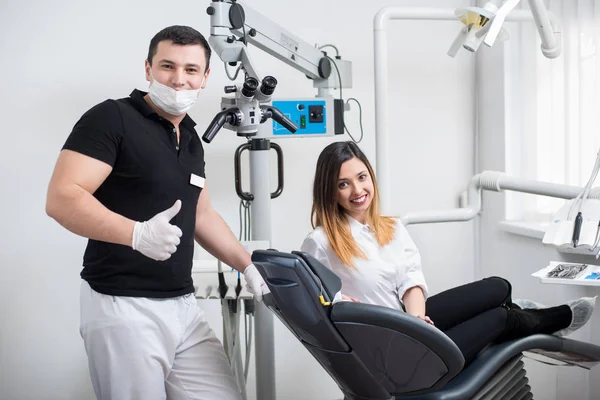 Manliga tandläkare med kvinnlig patient på klinik. — Stockfoto