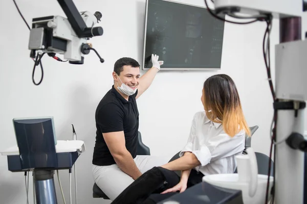 Dentista che mostra ai pazienti la radiografia dentale — Foto Stock