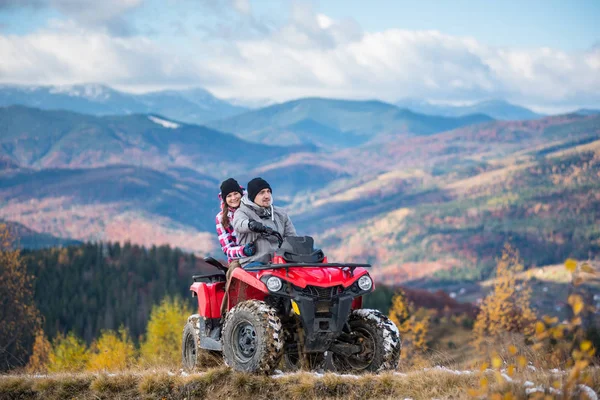 Couple en VTT à quatre roues en montagne — Photo