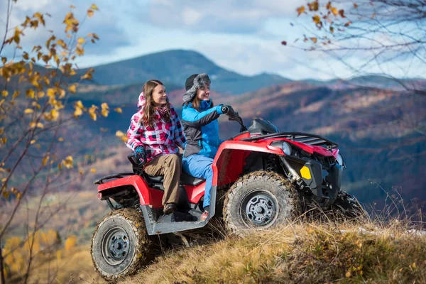 在雪山上快乐的女性 Atv 驱动程序 — 图库照片