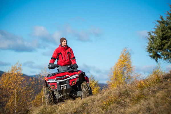 Uomo sul quad ATV rosso — Foto Stock
