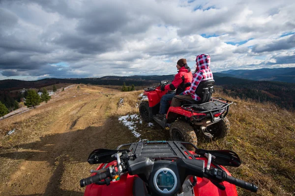 Coppia guida un ATV — Foto Stock