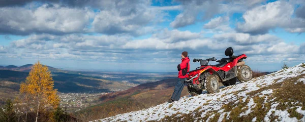 Atv クワッド バイクのそばに立っている人 — ストック写真