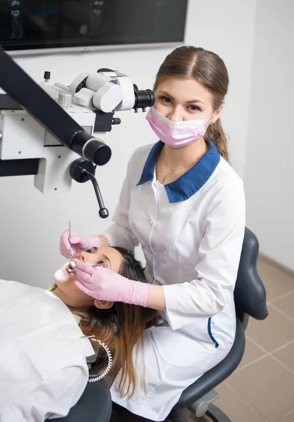 Női fogorvos, a betegfogak ellenőrzése — Stock Fotó
