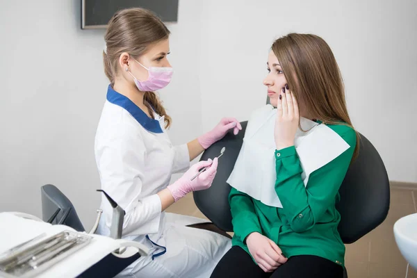 Junge Patientin beim Zahnarzt — Stockfoto