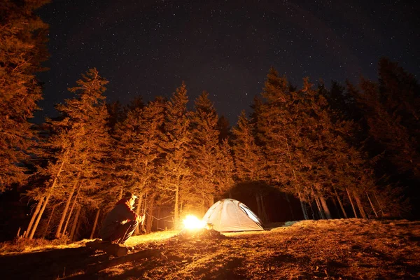 El turista descansan en el campamento por la noche — Foto de Stock