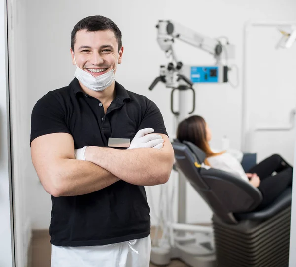 Manliga tandläkare med keramiska fästen — Stockfoto