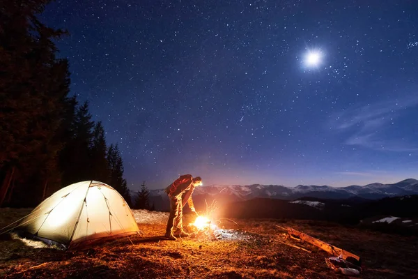 El turista descansan en el campamento por la noche — Foto de Stock