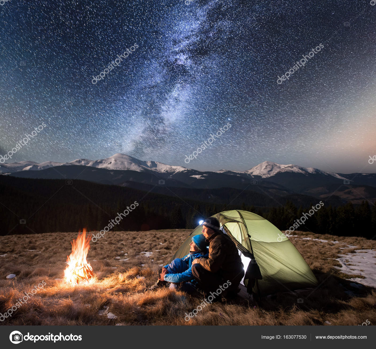 Pareja en el camping fotos de stock, imágenes de Pareja en el camping sin  royalties | Depositphotos