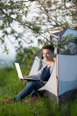 Dizüstü bilgisayarıyla çalışan bir kadın.