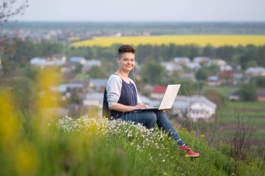 Dizüstü bilgisayarıyla çalışan bir kadın.