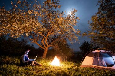 Kadın turist onu laptop kullanma 