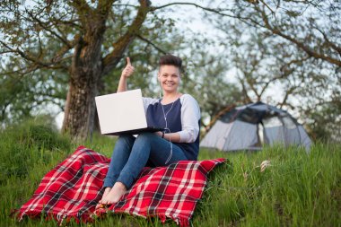Dizüstü bilgisayarıyla çalışan bir kadın.