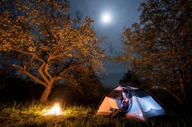 Kadın turist onu laptop kullanma 