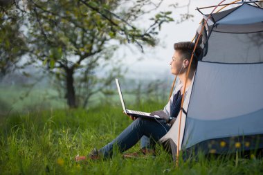 Dizüstü bilgisayarıyla çalışan bir kadın.