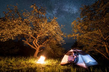 Kadın turist onu laptop kullanma 