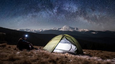 Erkek uzun yürüyüşe çıkan kimse var bir dinlenme onun kamp