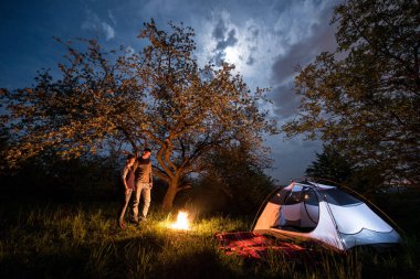 çadır yakınındaki bir kamp ateşi kaç turist