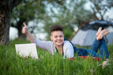 Dizüstü bilgisayarıyla çalışan bir kadın.