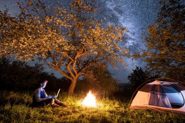 Kadın turist onu laptop kullanma 