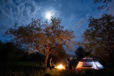 çadır yakınındaki bir kamp ateşi kaç turist