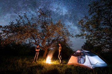 çadır yakınındaki bir kamp ateşi kaç turist