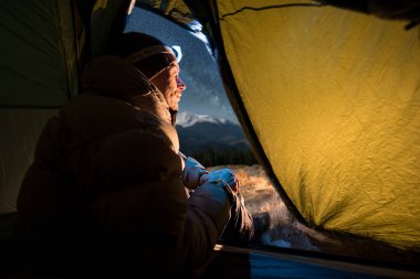 turist var onun kamp içinde bir dinlenme 