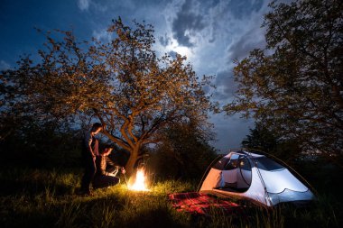 çadır yakınındaki bir kamp ateşi kaç turist
